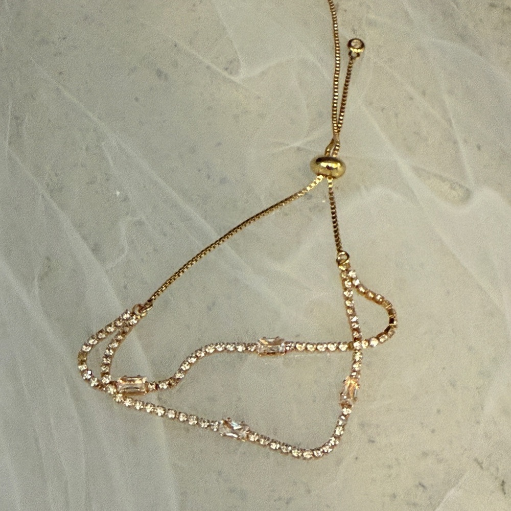 Elegant Gold Bracelet with Crystal Accents